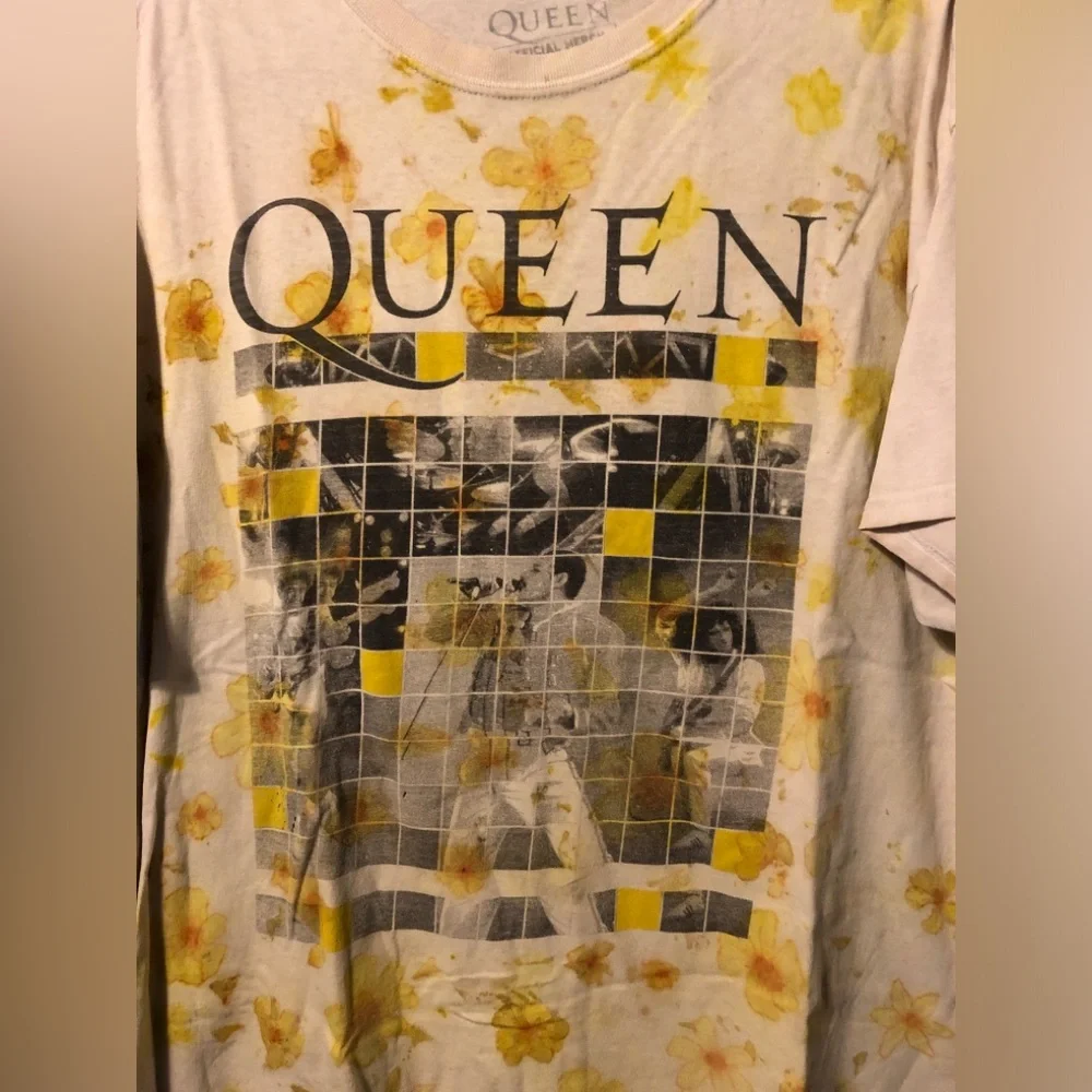 Queen Graphic Tee - Yellow Floral Vintage-Style Men’s Shirt
Distressed look - Picture 2 of 4